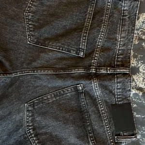 Svarta jeans från Vailent - Säljer ett par snygga svarta jeans från Vailent. De har en klassisk femficksdesign och en knappgylf. Jeansen är i bra skick och har en cool, tvättad look som passar perfekt till både vardag och fest. Perfekta för höst och vinter!