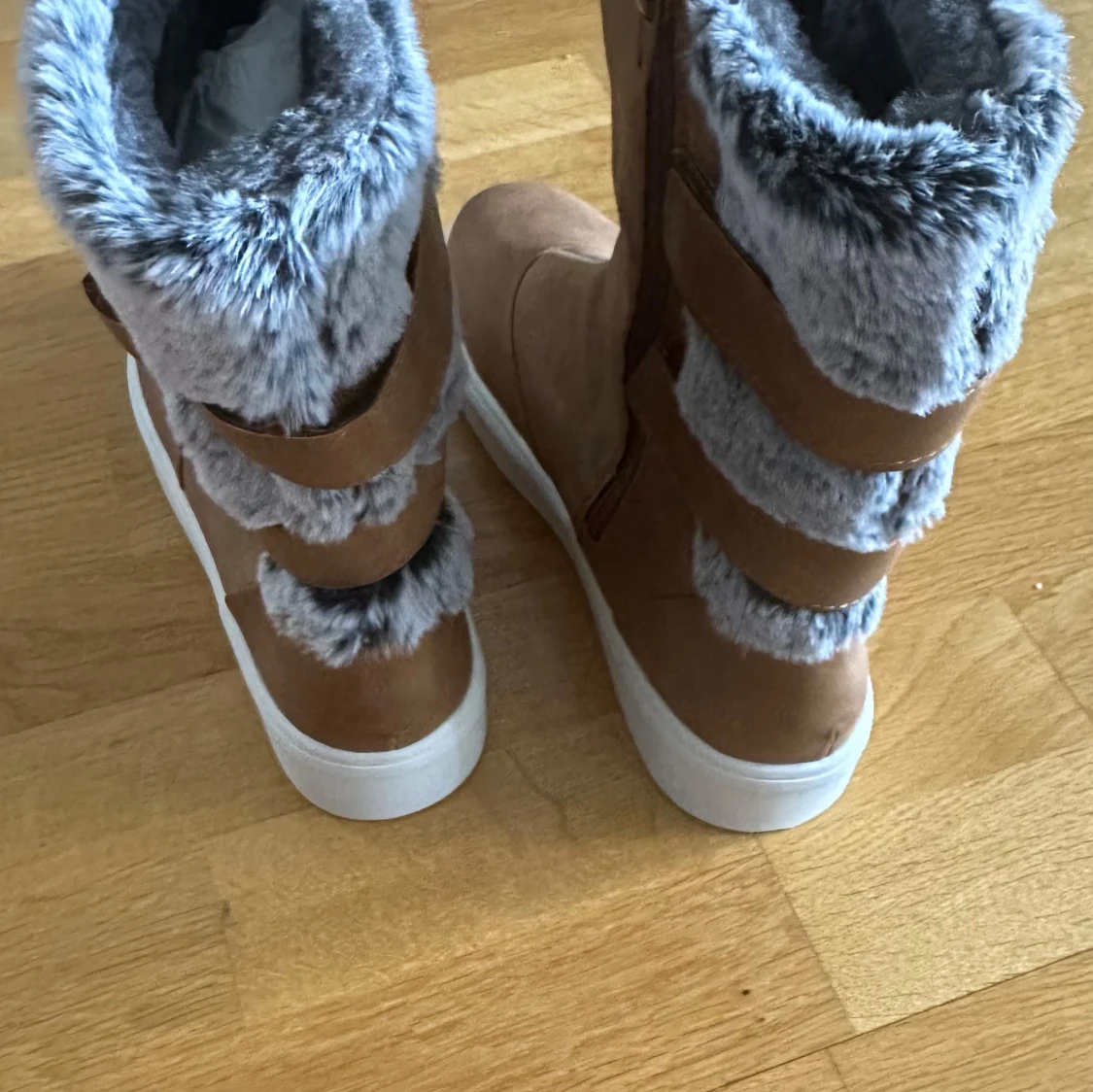 Bruna vinterstövlar med pälsdetaljer - 91