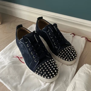 Christian Louboutin  - Hej!😊säljer nu mina Christian Louboutin skor då det bara står garderoben! Detta par är ganska sällsynt skulle jag säga, de är blå mocka med chrome taggar! Skorna är i bästa skicket möljigt för ett par begagnade skor, inga skavanker överhuvudtaget på skorna! Allt OG följer med, extra taggar, vita snören, två dustbags och såklart boxen! Skorna är såklart äkta och det kan jag då ju bevisa också!☺️ Vid minsta fundering hör av er! Mvh  OBS säljer billigare då det är black friday!