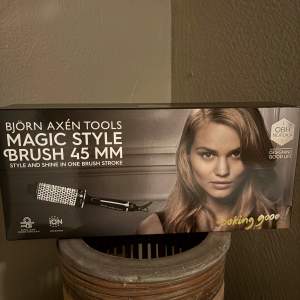 Säljer en Björn Axén Tools Magic Style Brush 45 mm. Perfekt för att styla och ge glans till håret , de är en värme borste och är oanvänd köpte fel och hade inte möjlighet och åka tillbaka och lämna in den !