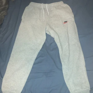 Gråa nike mjukis byxor  - Använda 5 gånger Max storlek M