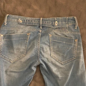 Jätte snygga g star jeans  - Jättesnygga lågmidjade bootcut g-Star jeans med revyer på insidan av benen, bra skick å inga defekter plus justerbar midja där bak!! Säljs pga att jag har flera liknande💕 skriv för mått eller fler bilder!
