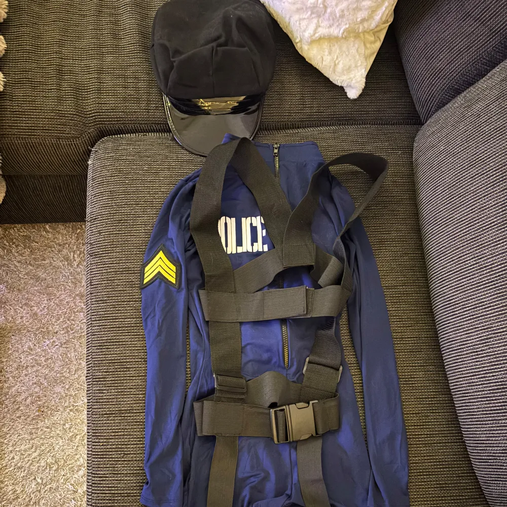 Jag ska nu sälja min polis maskeraddräkt som jag köpte förra veckan.  Jag har använt den en gång.   Så sjukt snygg dräkt.   (Tights, handklovar & walkie-talkie ingår inte) . Övrigt.