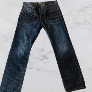 Mörkblå jeans från St George by Duffer - Säljer ett par mörkblå jeans från St George by Duffer. De har en klassisk femficksdesign och är i bra skick. Perfekta för både vardag och fest. Passar till det mesta och är superbekväma!