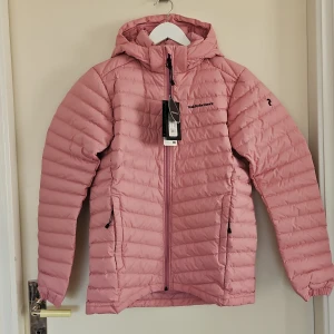 NY!:Peak performance - HELT NY, OANVÄND Peak performance jacka. Säljes p.g.a. dubbla inköp och missade att skicka tillbaka den ena. Varm och skön, lättviktsjacka. Nypris 1799 kr. 
