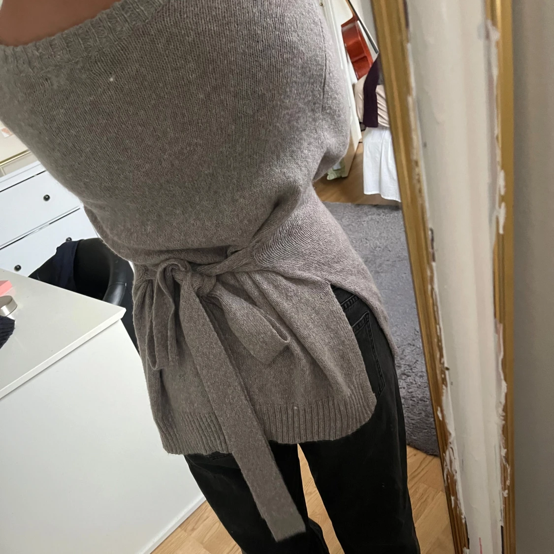 Grå stickad tröja med knytband - 90