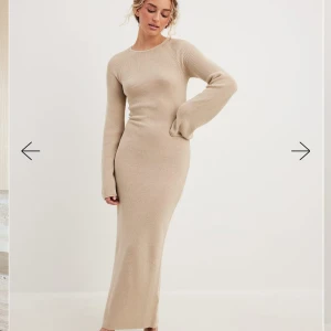 Beige ribbad långklänning - Säljer en superfin beige ribbad långklänning med långärmad design. Klänningen har en snygg snörning i ryggen som ger en extra detalj. Perfekt för höst och vår, och den är både stilren och bekväm. Passar perfekt till både vardag och fest! ENDAST TESTAD! Ny pris 699
