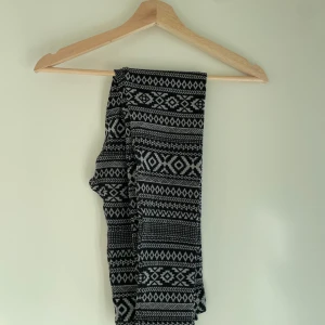 Mönstrade byxor från Index - Säljer ett par snygga mönstrade byxor från Index i storlek S. Byxorna har ett svart och vitt geometriskt mönster som verkligen sticker ut. Perfekta för höst och vinter, och de är superbekväma att ha på sig. Passar både till vardags och festliga tillfällen!