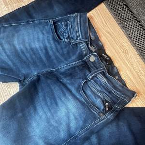 Säljer dessa replay jeans i modellen anbass dem är i bra skick utan defekter, storlek W28