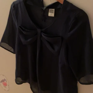 Blus - Jättefin blus från Vero Moda!!❤️ Kommer ej till användning så därför säljer jag den. Kontakta mig vid intresse!❤️