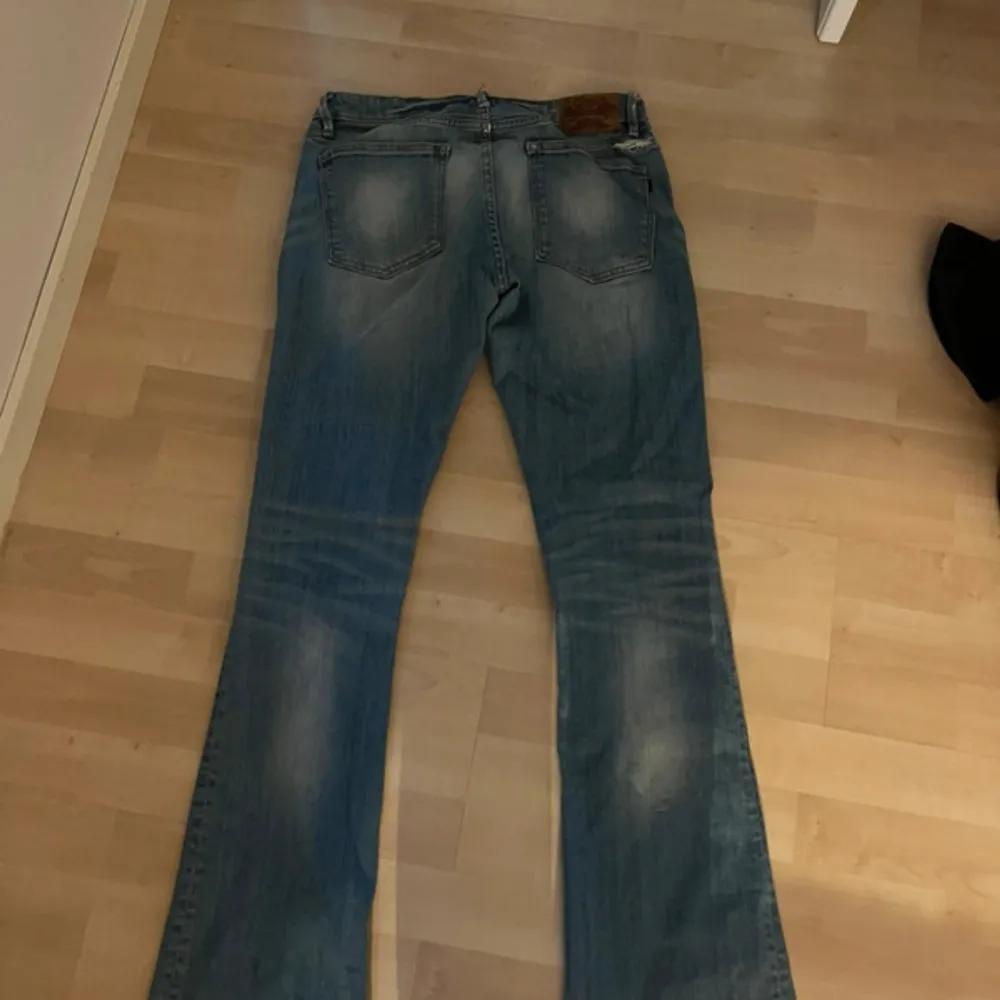 Skitsnygga lågmidjade bootcut jeans💗säljer på grund av att de tyvärr inte passar mig längre. Skulle säga att det är en strl M💗. Jeans & Byxor.