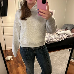 Grå Hoodie - Supersnygg hoodie från GinaTricot! 