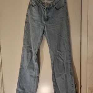 Jeans - Säljer ett par jättesnygga blå jeans i storlek S pga att dem tyvärr inte kommer till någon användning 💕  Köpta för 450kr  Säljes för 150kr  Frakt: 80kr  