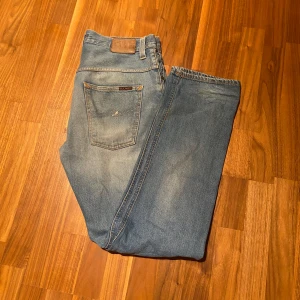 Nudie jeans  - Nudie jeans i ljus blå färg som passar alla olika outfits storleken är 34/34 raka är dom undrar du något bara att sicka pris kan diskuteras vid snabb 