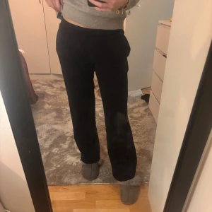 Lågmidjade mjukisbyxor - Mjukisbyxor från bikbok i väldigt bra skick. Dom är uppspräda där ner men det är inget som syns tydligt