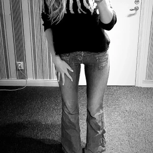 Pepe Jeans - Säljer mina Pepe Jeans! Dessa jeans säljer jag för att få mer plats i garderoben 💕 Är i bästa skick och är super ovanliga. Dessa säljs inte längre 🫶🏼  Innerbenslängden: 79 Hör av er vid frågor eller fler bilder! Priset är prutbart 💓