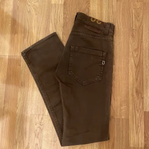 Dondup - Tja! Säljer nu dessa Dondups i en skön brun färg med den klassiska logan på bakfickan. Passar perfekt till ett par loafers och till dig som vill sticka ut lite. Grymt skick utan några defekter alls. Skriv vid minsta lilla fundering! 