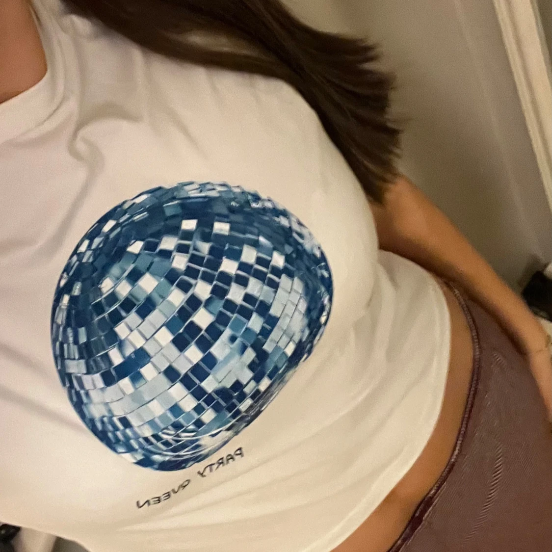 Vit T-shirt med en 🪩  - 1