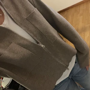 Brun/Beige kofta  - Jätte fin brun/beige kofta från Åhléns i jätte bra skick och knappt använd!💕