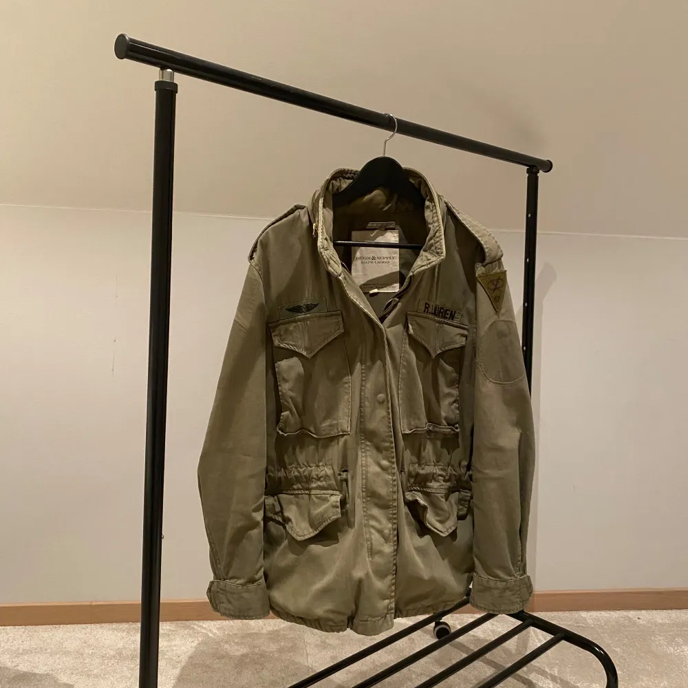 En väldigt fin eftertraktad Field Jacket från Ralph Lauren , inte använd så extremt mycket, sitter bra på nån som är runt 192, 75-85kg. Säljer den för ett billigare pris för vill ha bort den!. Jackor.