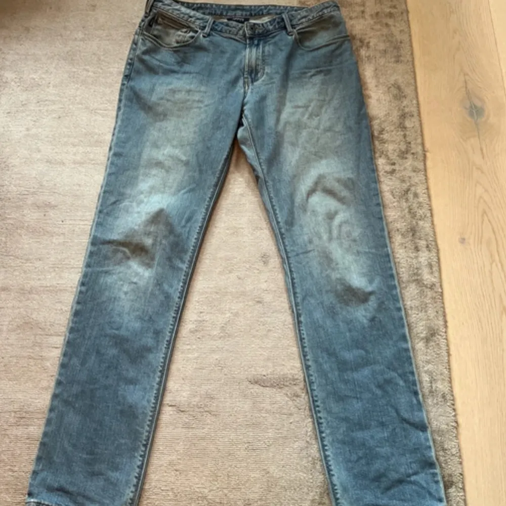 Säljer ett par snygga blå jeans från Armani i storlek W32 L32. De har en klassisk straight fit och är i bra skick. Perfekta för både vardag och fest! Jeansmaterialet är slitstarkt och har en cool tvättad look. Passar perfekt till en casual outfit eller med en snygg skjorta.. Jeans & Byxor.