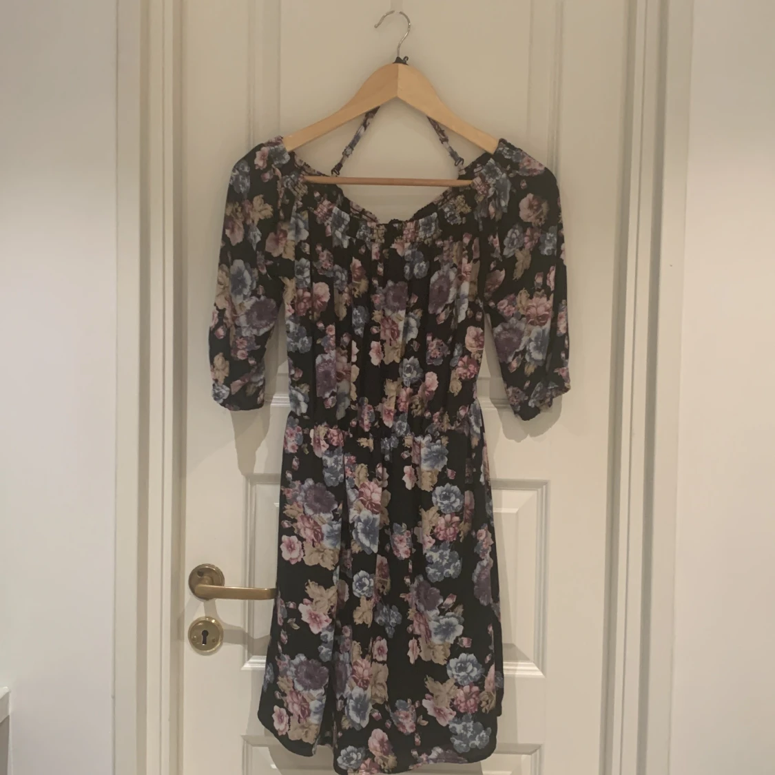 Blommig klänning med trekvartsärm