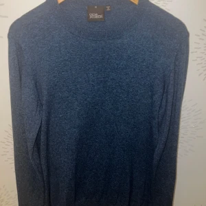 Oscar Jacobson tröja  - Vi säljer nu denna stilrena tröja från Oscar Jacobson, tillverkad i Italien. Perfekt för både vardag och lite finare tillfällen.                                             Skick: 9/10                                                  Storlek: M                                                        Hör av er vid frågor och funderingar⭐️