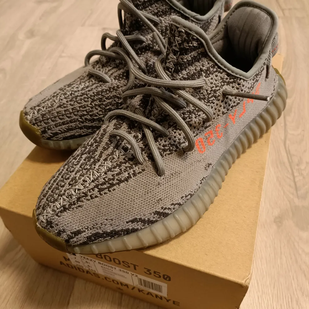 Yeezy 350 beluga 2.0 storlek 40  använda men fortfarande bra skick 7/10  kommer med boxen  liten reva på vänstra skon.     pris på stockx är idag 6800 kr  . Skor.