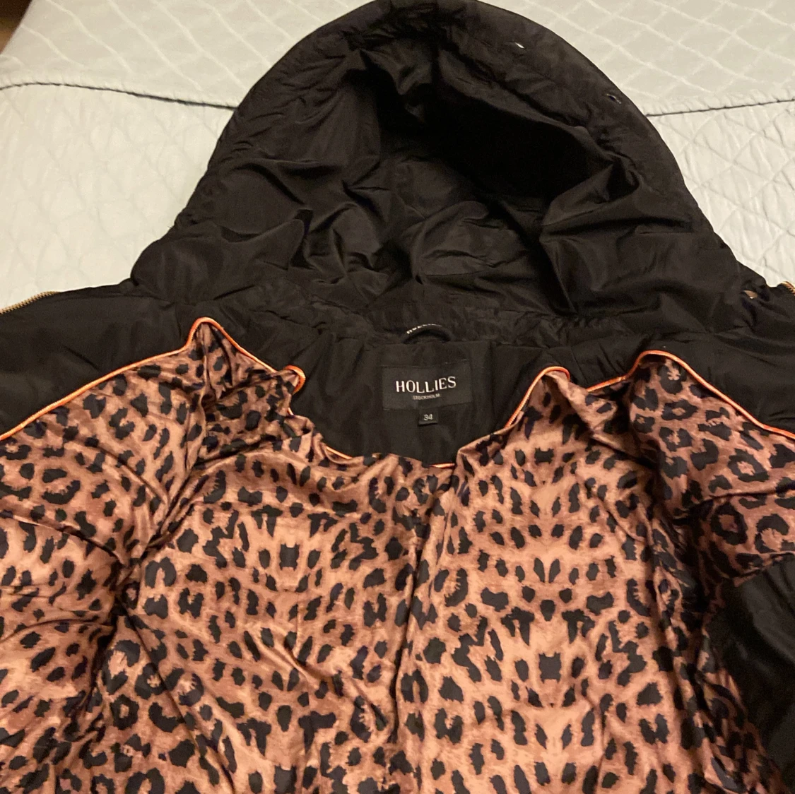 Svart dunjacka från Hollies - 90