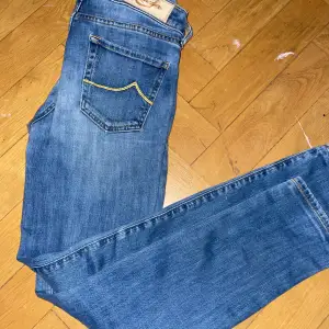 Säljer ett par blå jeans från Jacob Cohën! Storlek 27, så passar dig runt ≈170! Slim modell med inga defekter! skick 9/10!