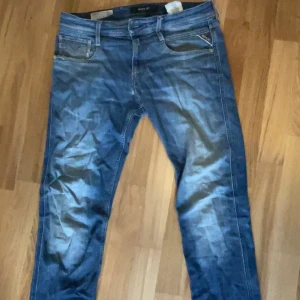 Replay jeans anbass slim fit - Replay anbass W30 L32, smått slitage runtom  Personen i bilden är 175cm lång passar längre 