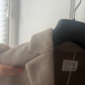 Kappa från zara!!💕 - Fin kappa från zara, andvänd fåtal gånger så i fint skick!!💕