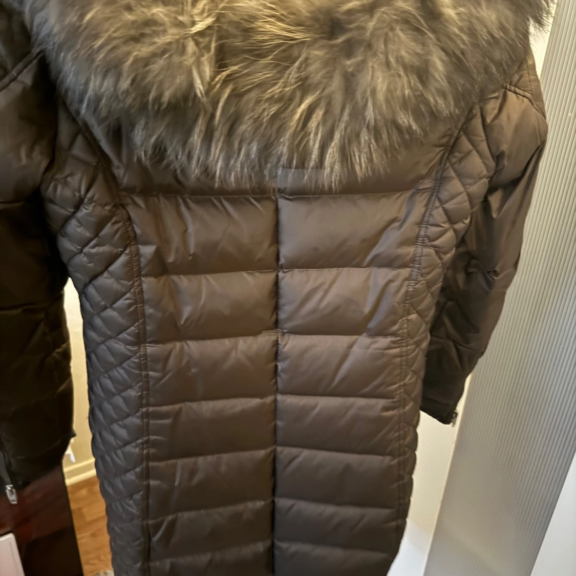 Brun dunjacka med pälskrage - 90