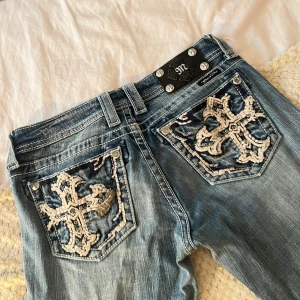 Miss me jeans  - Säljer mina favorit jeans då dom tyvärr blivit för små på mig ☹️  Midja rakt över : 37cm Hela längden: 99cm Gren: 71cm Jag har sytt på en bit tyg längst ner (se tredje bilden) då dom var lite korta på mig, detta går såklart att spräta bort (jag e 174)