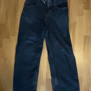 Valient jeans baggy  - Jeansen är i storlek M dem är smala runt midjan och baggy runt benen 