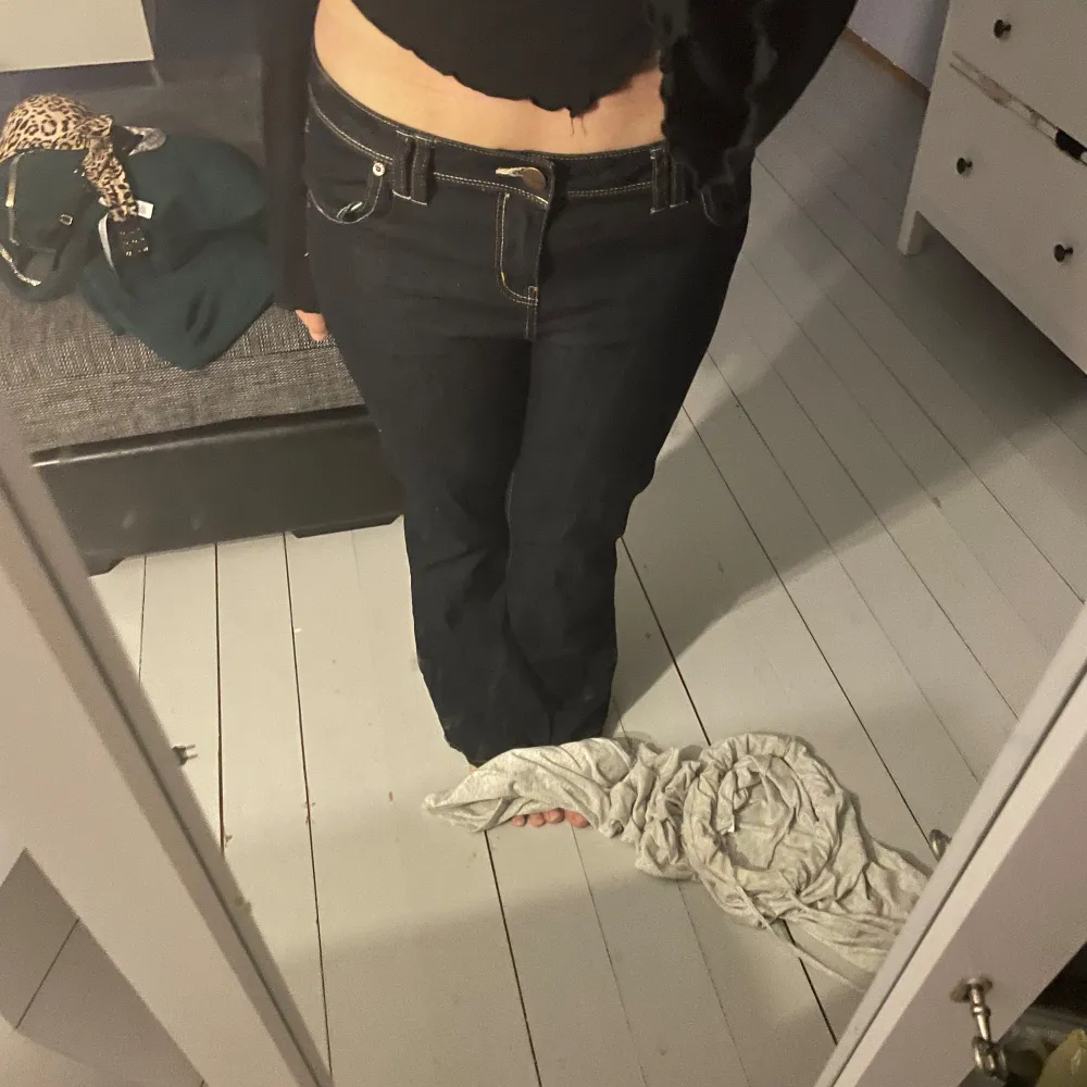 Säljer ett par av mina favorit jeans, de är mörkblåa, storlek 44, low waist och bootcut. Pris kan såklart diskuteras <3 skriv till mig om ni har frågor🤍. Jeans & Byxor.