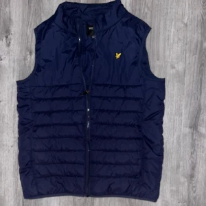 Lyle & Scott Väst  - MarinBlå Lyle & Scott Väst, Storlek för 15/16 åring, bra kvalitet med bra passform och är Ny. Nypris 800 :- 🎶