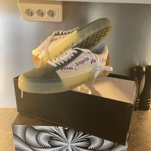 Vans Old Skool x Palm Angels - Säljer nu ett par skor då dom aldrig använts. Skorna är därav sprillans nya. Köpta från snkrs om jag inte minns fel oxh går att få fram kvitto elektroniskt.