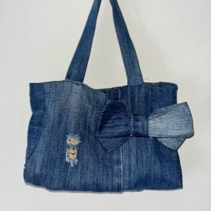 Denim mini bag - Väska med rosett, sydd från ett gammalt par jeans. 