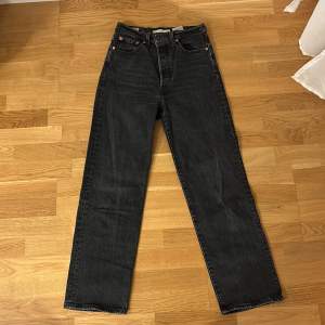 Säljer ett par snygga svarta Levis Ribcage Straight jeans i storlek 27. De är högmidjade och har en klassisk straight passform. 