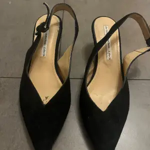 Snygga svarta pumps i mocka från & Other Stories. De har en spetsig tå och en elegant slingback runt hälen. Perfekt taxklack. Skorna är i bra skick med lite slitage på sulorna.