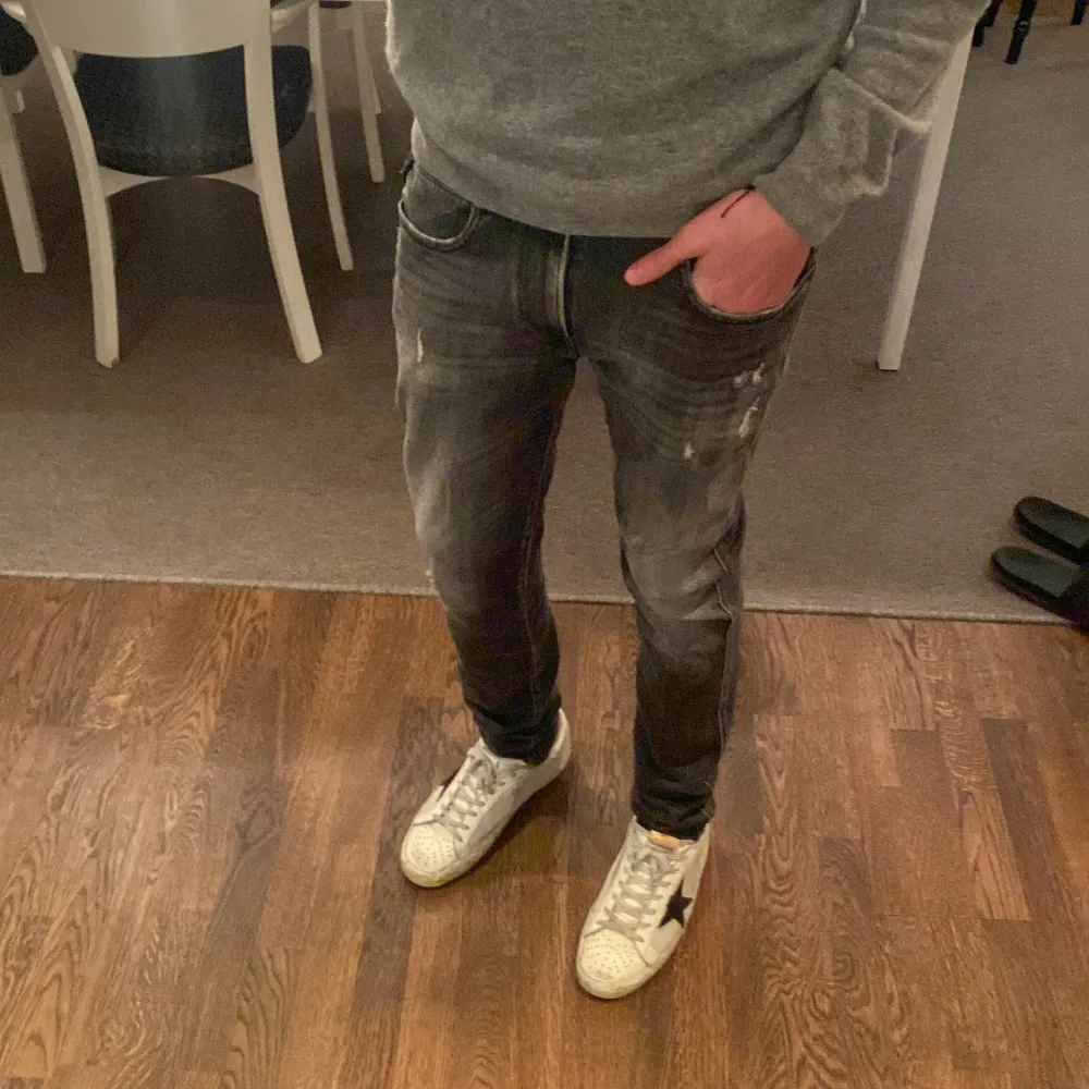 Säljer mina snygga och eftertraktade replay jeans, dem är storlek W31 L32 men passar mig som har W30. Har slitningar och en snygg wash. Modellen på jeansen är anbass,skriv ang funderingar!. Jeans & Byxor.