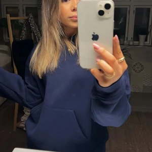 Mörkblå hoodie  - Super fin mörkblå hoodie från Gina💕