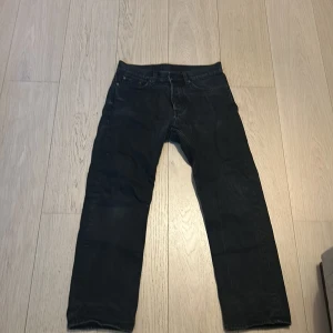 Svarta jeans från Weekday - Säljer ett par svarta jeans från Weekday i storlek 27/30. De är i väldigt bra skick. Perfekta för både vardag och fest! 🖤