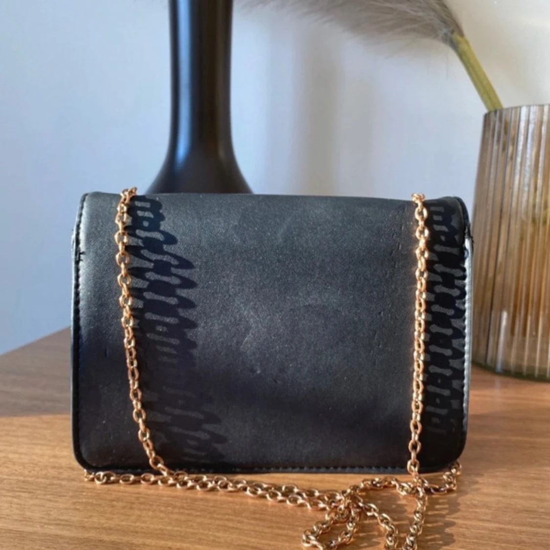 Svart axelväska med kedja - 91