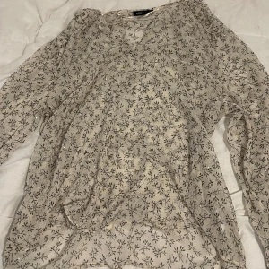 Blus  - Genomskinlig blus som man ska ha något under oanvänd säljs för 50