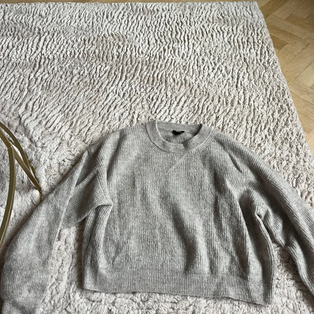 Mysig beige stickad tröja från Lindex i storlek L. Den är ganska liten i storleken så skulle säga att den passar en S-M också! Bara använd ett fåtal gånger. . Neuletakit & Villapaidat.