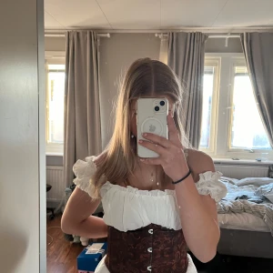 Halloween pirat - Klänning + korsett strl S. Säljer då jag aldrig hann använda. Går också att köpa separata plagg/saker🥰Kan fixa bättre bilder vid intresse!