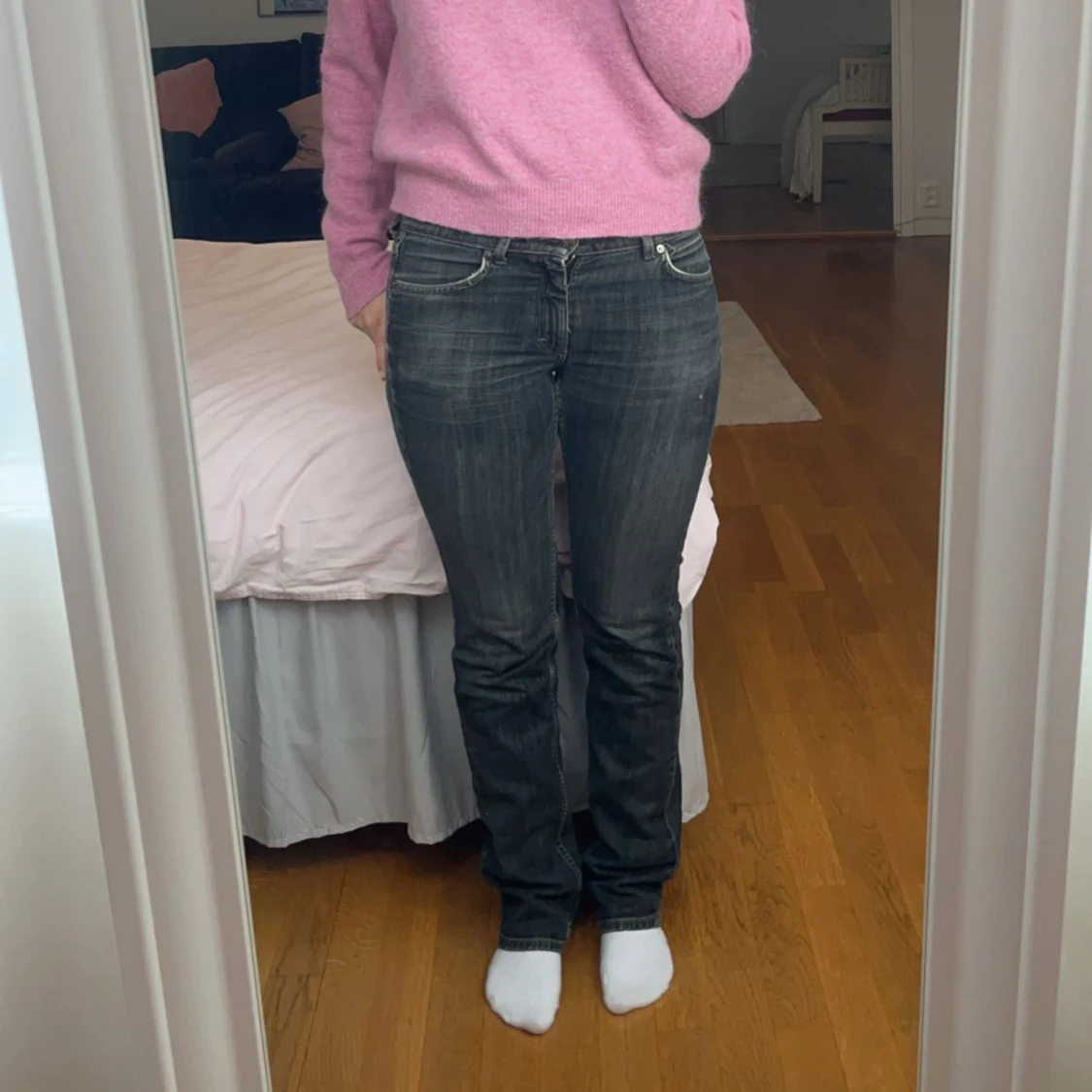 Lågmidjade bootcut jeans i grå/svarta i från acne action - 90