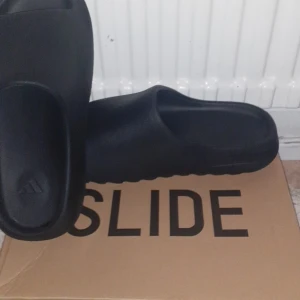Yeezy slide/tofflor - De här är i väldigt bra skick men jag använder dom inte och de är lite för små på mig